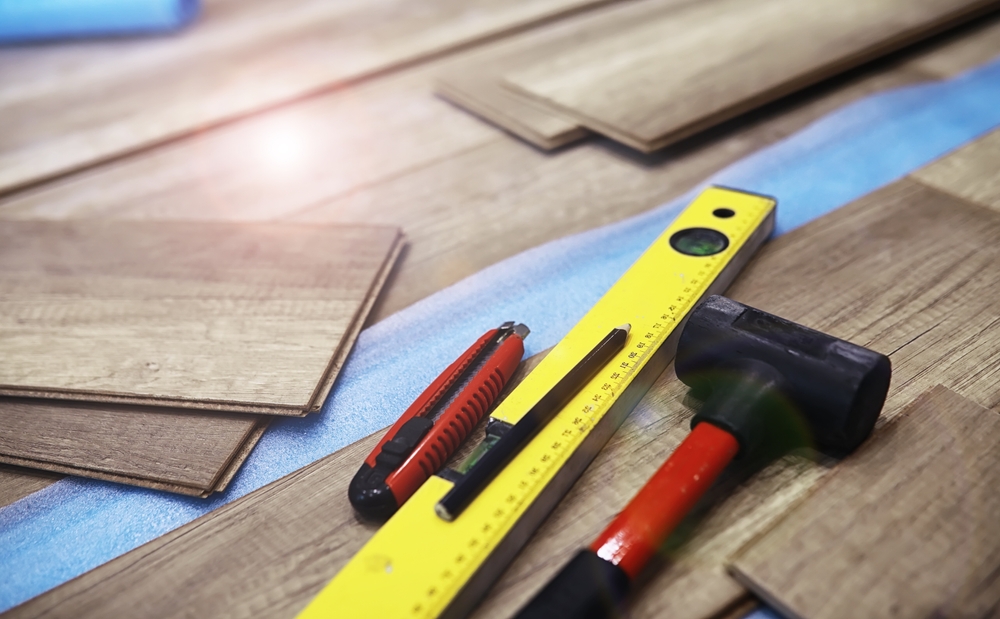 Tipo di parquet messo su piastrelle con utensili